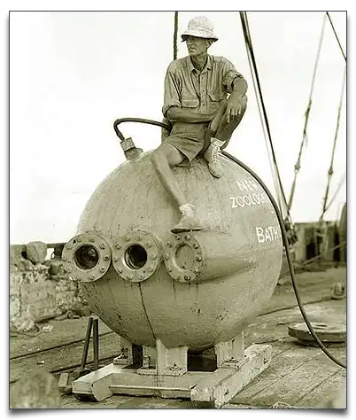 Beebe siedzi na batysferze