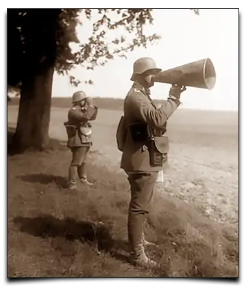 niemiecki żołnierz z megafonem akustycznym