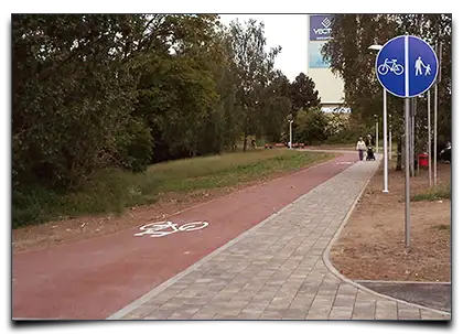 chodnik i ścieżka rowerowa