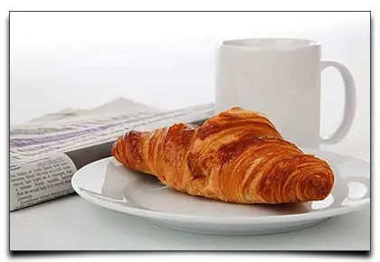 croissant na śniadanie