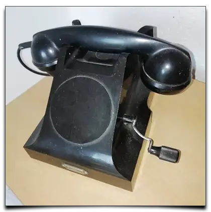 stary telefon z ebonitu