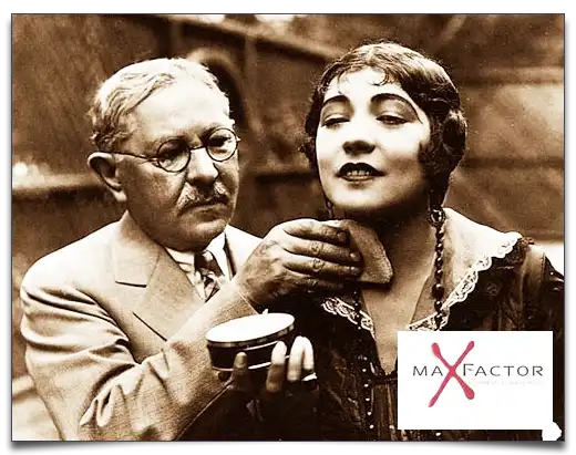 Max Factor nakładający makijaż