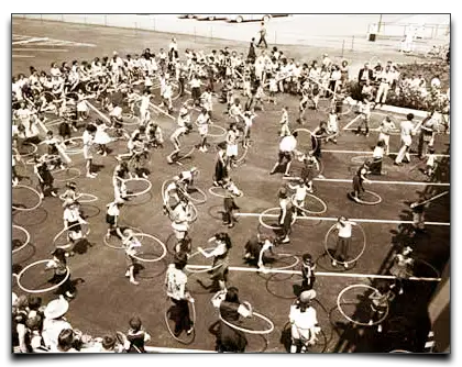 hula-hoop na placu zabaw