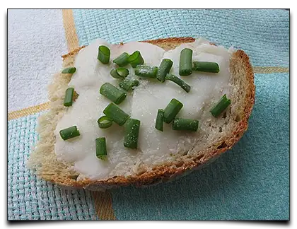 kromka chleba ze smalcem