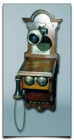 zabytkowy telefon naścienny